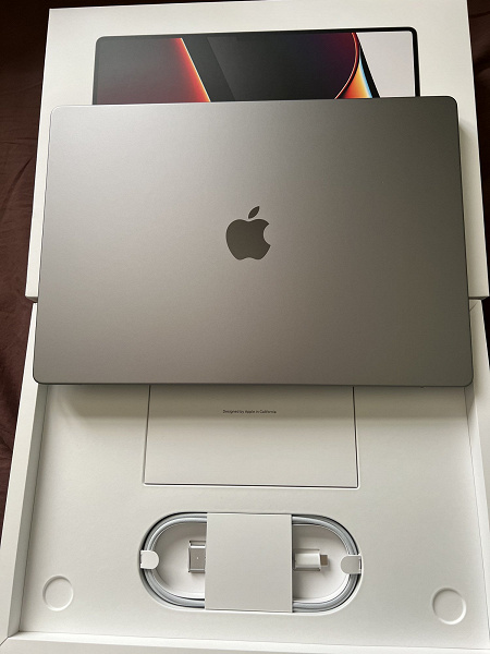 Новейшие MacBook Pro с «чёлкой» прибыли к первым покупателям